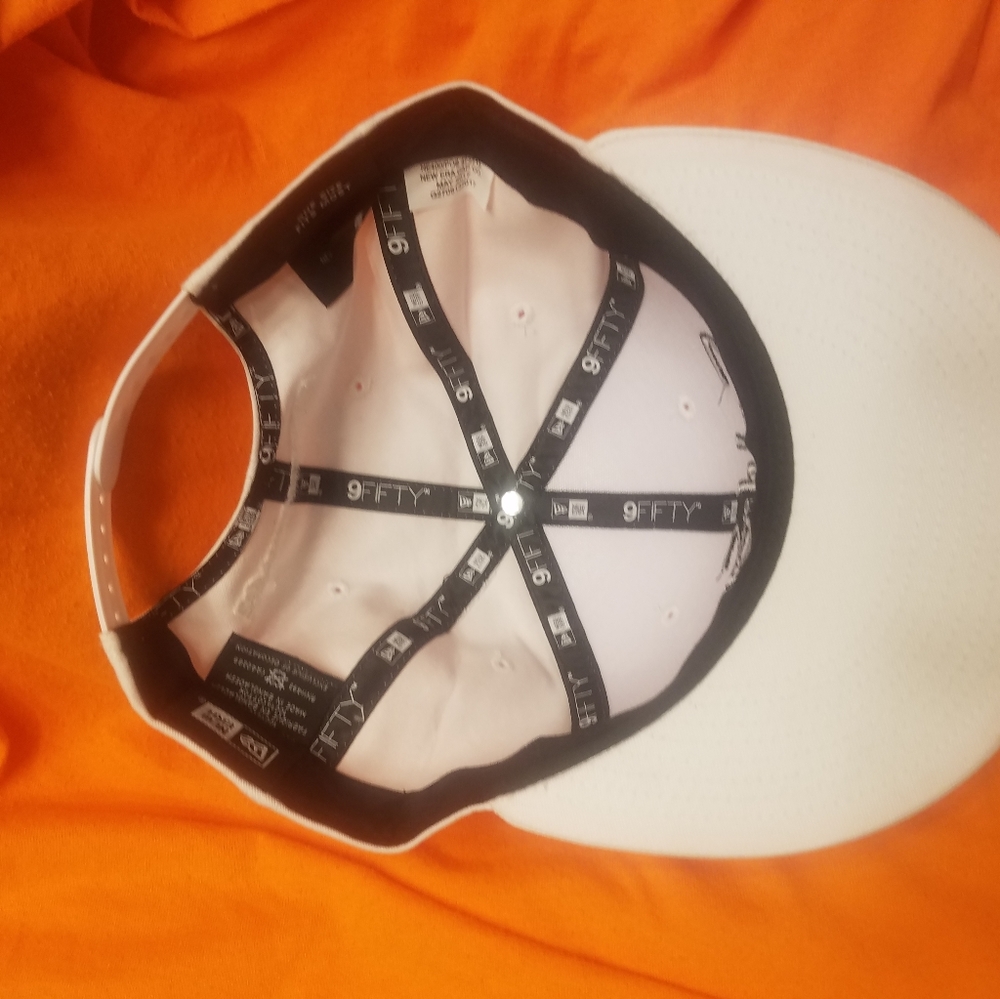 Snap back hat - Picture 3 of 3